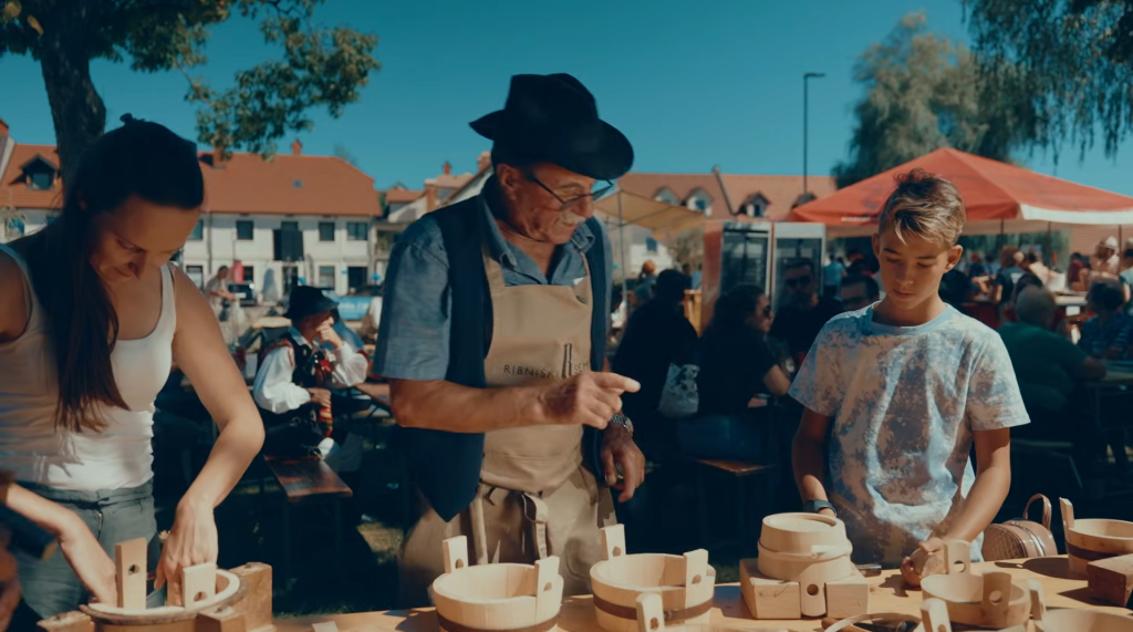 Mladi rokodelci Ribniški semenj Ribniški sejem projekt Mladi soustvarjajo sejem pintar pintarija posodarstvo